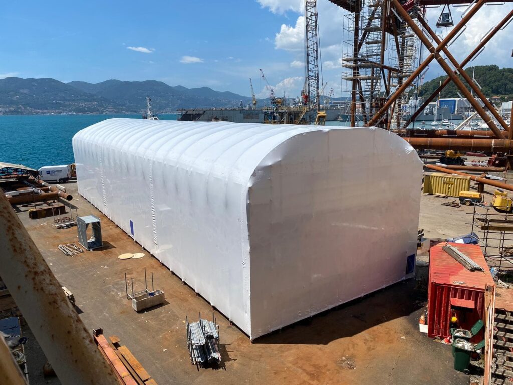 Bacino di lavorazioni nautiche con coperture termoretraibile