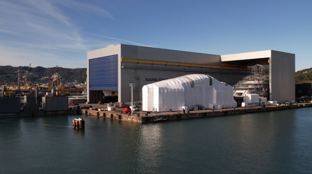 Copertura termoretraibile navale in bacino nel cantiere SanLorenzo di La Spezia